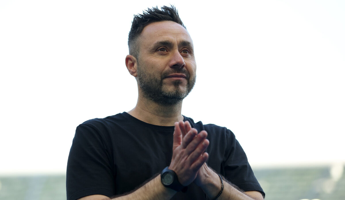Roberto De Zerbi applaudissant