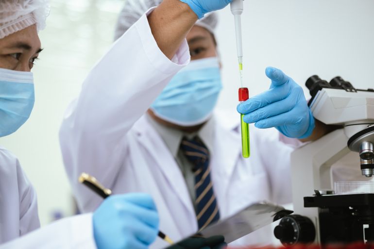 Des scientifiques en laboratoire analysant des échantillons chimiques