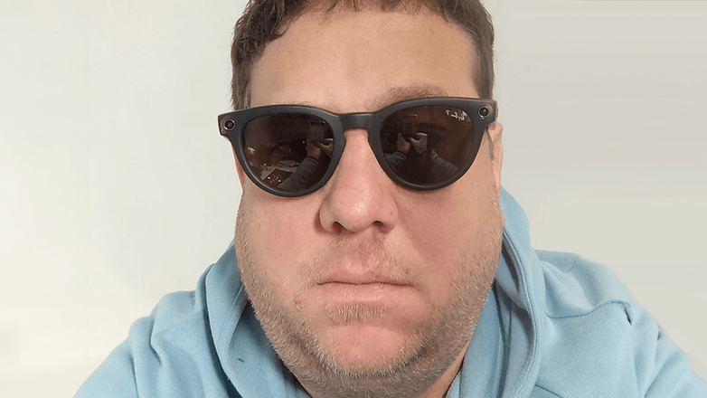 Personne portant des lunettes de soleil Ray-Ban Meta Headliner avec une expression neutre.