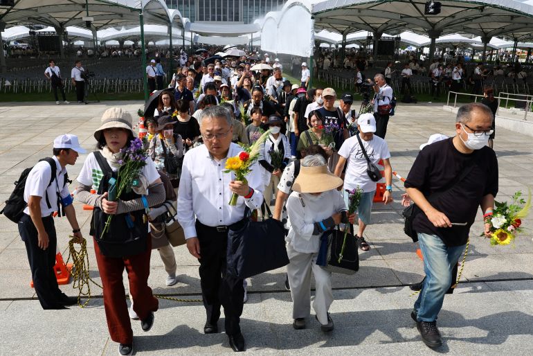 Des Japonais rendent hommage devant le mémorial aux victimes du bombardement atomique de 1945 à Hiroshima