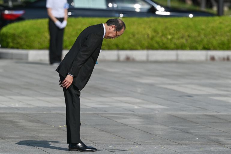 Le maire d'Hiroshima Kazumi Matsui s'incline devant le cénotaphe mémorial lors de la cérémonie de paix