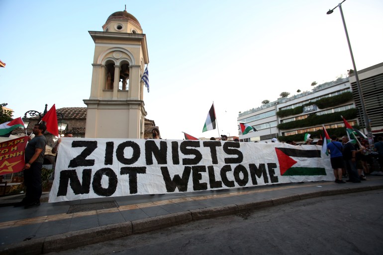 Manifestants pro-palestiniens avec drapeaux palestiniens lors d’un rassemblement anti-sioniste sur la place Monastiraki à Athènes, Grèce, 25 juillet 2025.