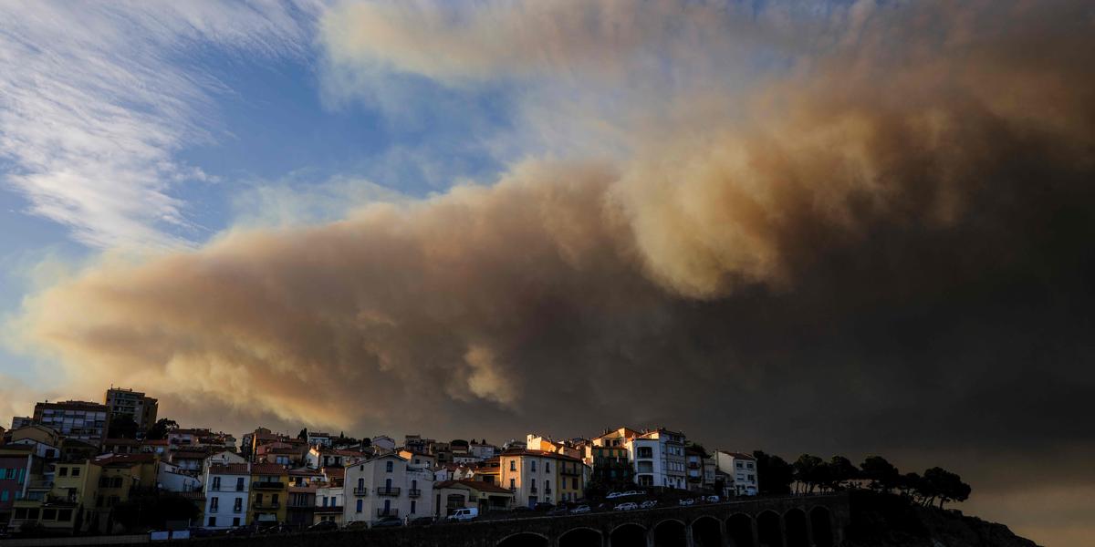 Incendie en Aude, la fumée s'élève dans le ciel