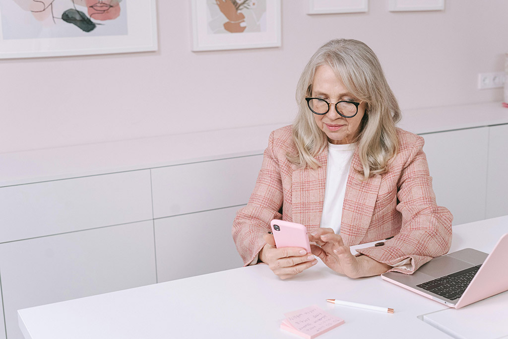Une femme âgée sur le point de choisir les des garanties et prévoyance santé adaptées à ses besoins.