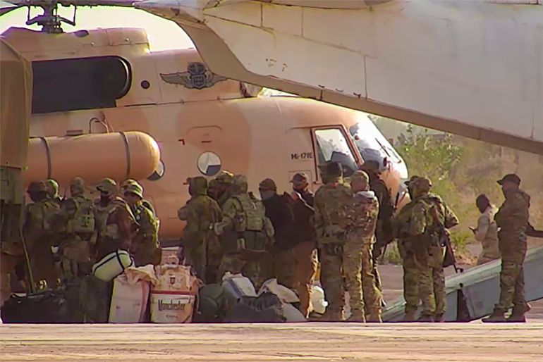 Mercenaires russes au Mali montant dans un hélicoptère