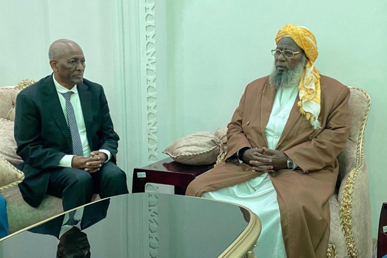 Le président du Conseil des affaires islamiques en Éthiopie discute avec le directeur du bureau d'Al Jazeera à Addis-Abeba, Mohamed Toukli