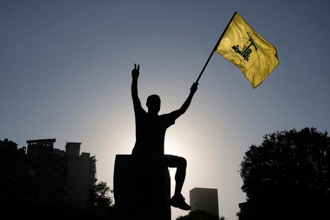 Un homme brandit un drapeau du Hezbollah à Beyrouth, le 26 juillet 2025.