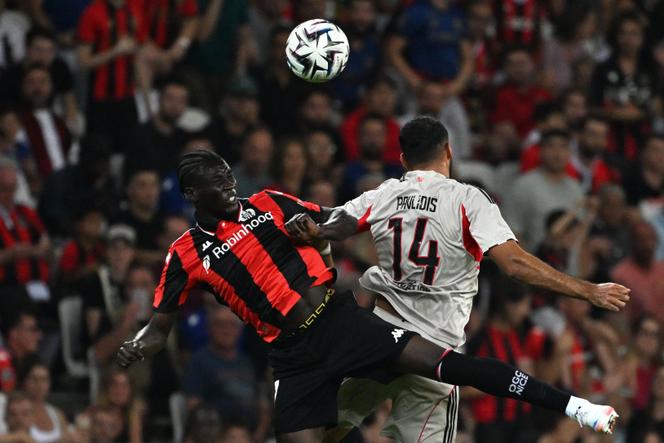 Le défenseur de Nice Kojo Peprah Oppong (à gauche), à la lutte aérienne avec l’attaquant de Benfica Vangelis Pavlidis, lors du match aller du troisième tour de Ligue des champions, à l’Allianz Riviera à Nice.