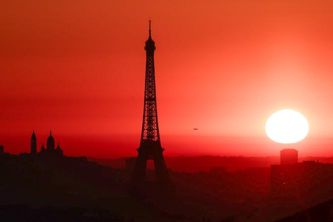 La tour Eiffel et le Sacré-Coeur, le 1er juillet 2025.
