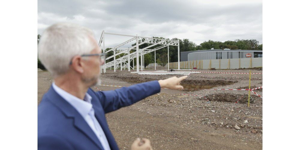 Frédéric Daul montre les travaux actuellement en cours pour que l'usine de Molsheim se dote d'un nouvel atelier de 2600 mètres carrés. Photo Thomas Toussaint