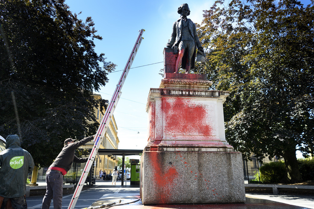 Nettoyage de la peinture rouge sur la statue de David de Pury.