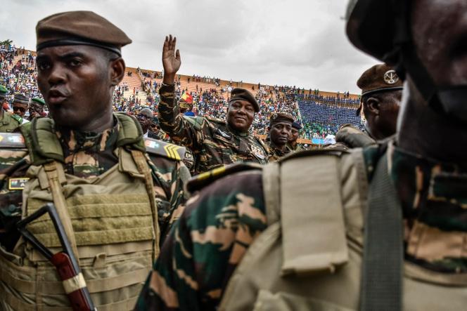 Le général Abdourahamane Tiani (au centre), chef de la junte nigérienne, dans un stade de Niamey, le 26 juillet 2023.