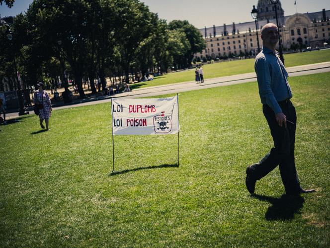 En marge d’une mobilisation contre la loi Duplomb, à Paris, le 29 juin 2025.