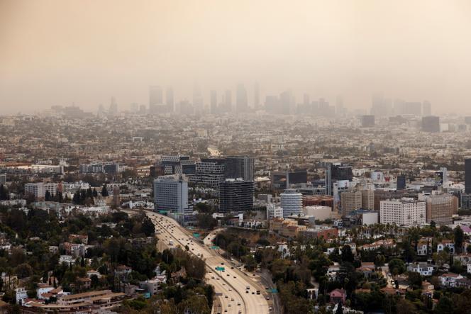 Les incendies couvrent l’horizon de fumée à Los Angeles en Californie, le 8 janvier 2025.