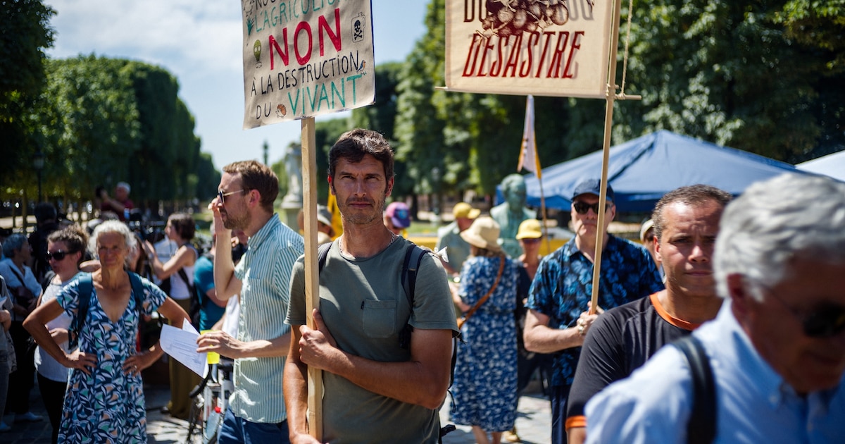 Paysans, politiques, scientifiques, citoyens, apiculteurs... rassemblés devant le Sénat à Paris en opposition à la loi Duplomb, le 30 juin 2025