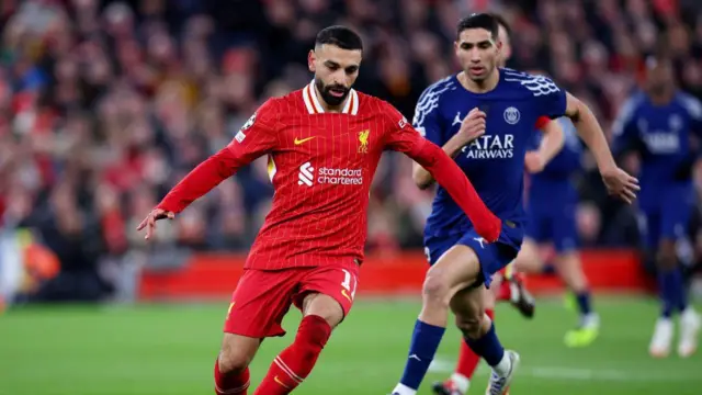 Mohamed Salah et Achraf Hakimi lors d'un match entre Liverpool et le Paris Saint-Germain en Ligue des champions.