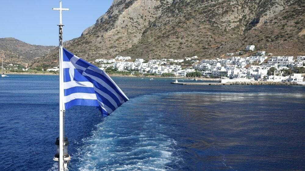 Cyclades en été, Milos et vents violents