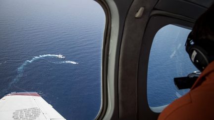 Image d'un bateau de migrants et des garde-côtes libyens, prise depuis un avion en Méditerranée, le 30 juin 2021. (KAI VON KOTZE / SEA-WATCH / AFP)