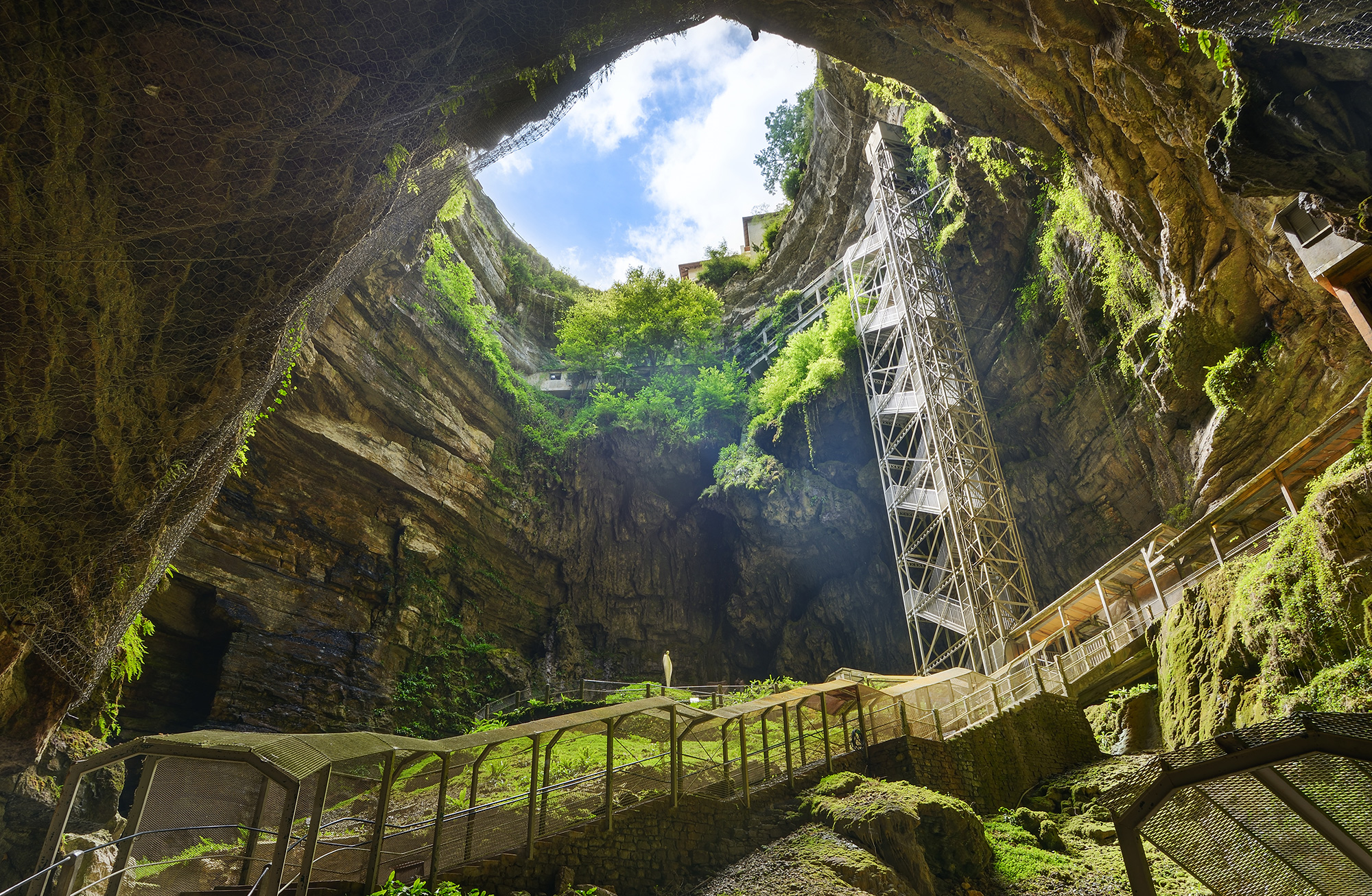 Se réfugier dans une grotte ou dans les souterrains (à Paris, en France et ailleurs...)