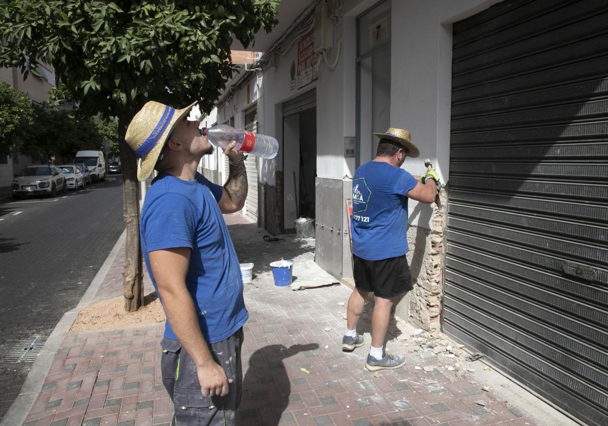 Opérateurs travaillant dans la rue