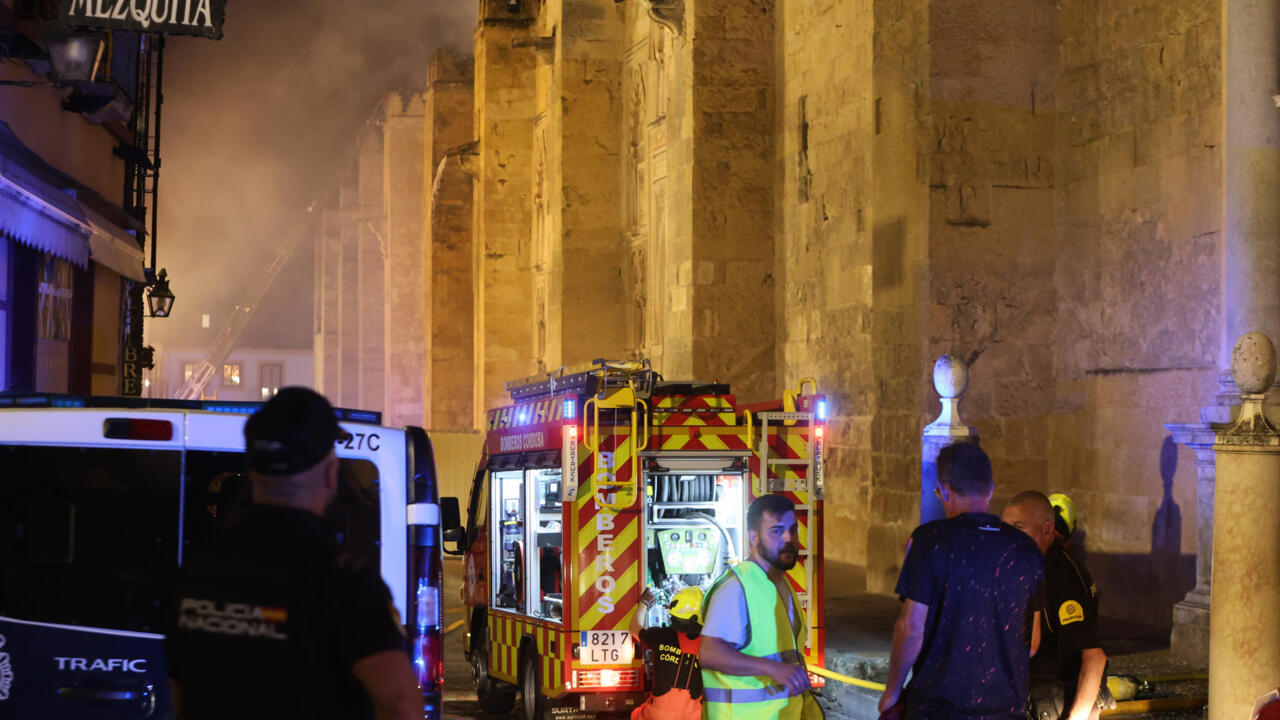 Les pompiers combattent les flammes d'un incendie à la mosquée-cathédrale de Cordoue