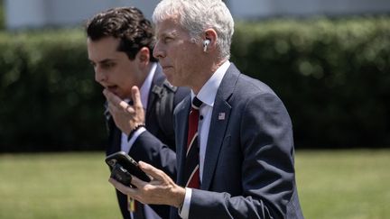 Le secrétaire à l'Energie américain, Chris Wright, marche avec un assistant à l'extérieur de la Maison Blanche à Washington, aux Etats-Unis, le 8 juillet 2025. (ANDREW CABALLERO-REYNOLDS / AFP)