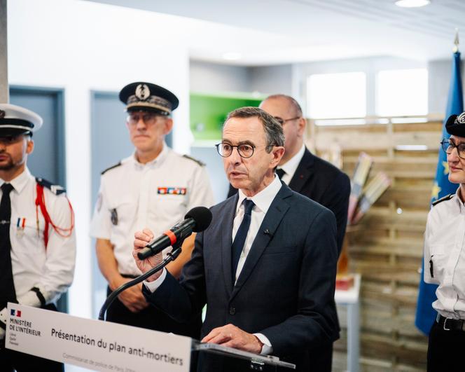 Le ministre de l’intérieur, Bruno Retailleau, lors d’une conférence de presse au commissariat de police du 20ᵉ arrondissement de Paris, jeudi 24 juillet 2025.