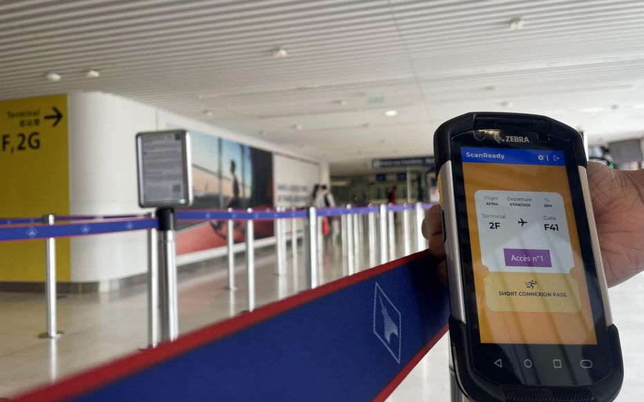 Aéroport Paris-Charles de Gaulle, Terminal 2E, le 7 août. Lorsqu'un passager risque de rater sa correspondance, le Short Connection Pass peut servir de coupe-file.