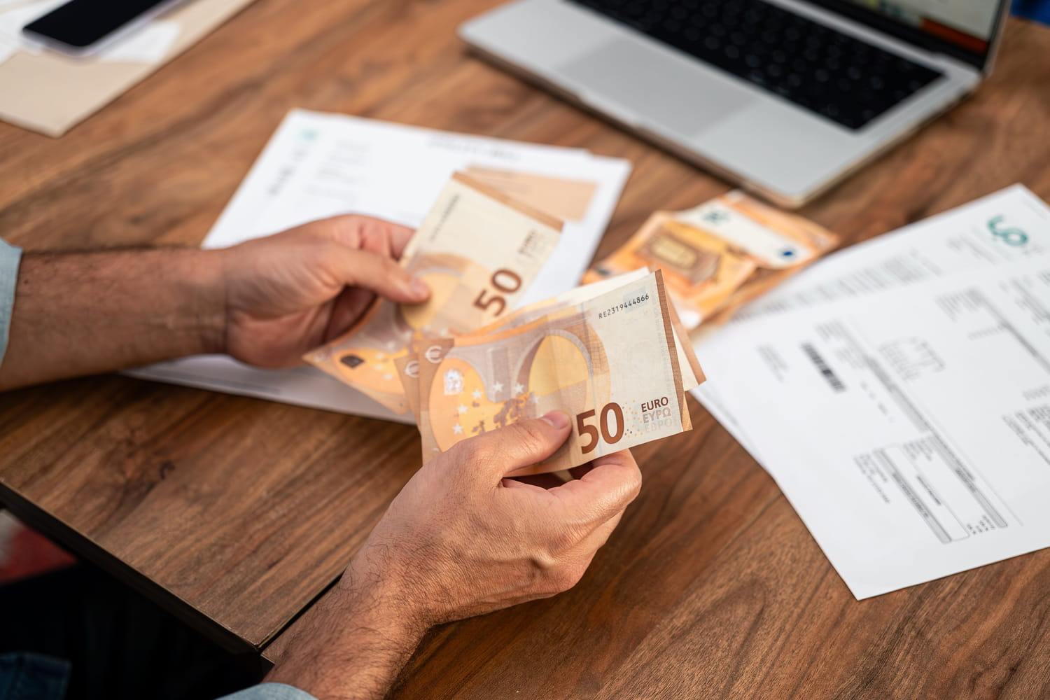 Les salariés qui gagnent moins de 2000 € peuvent réclamer cette prime : 50% oublient de le faire