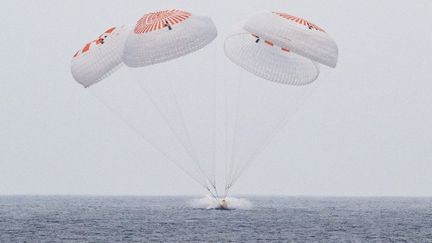 La capsule Dragon de SpaceX se pose à la surface de l'océan Pacifique au large de la Californie, le 9 août 2025. (NASA / GETTY IMAGES NORTH AMERICA / AFP)