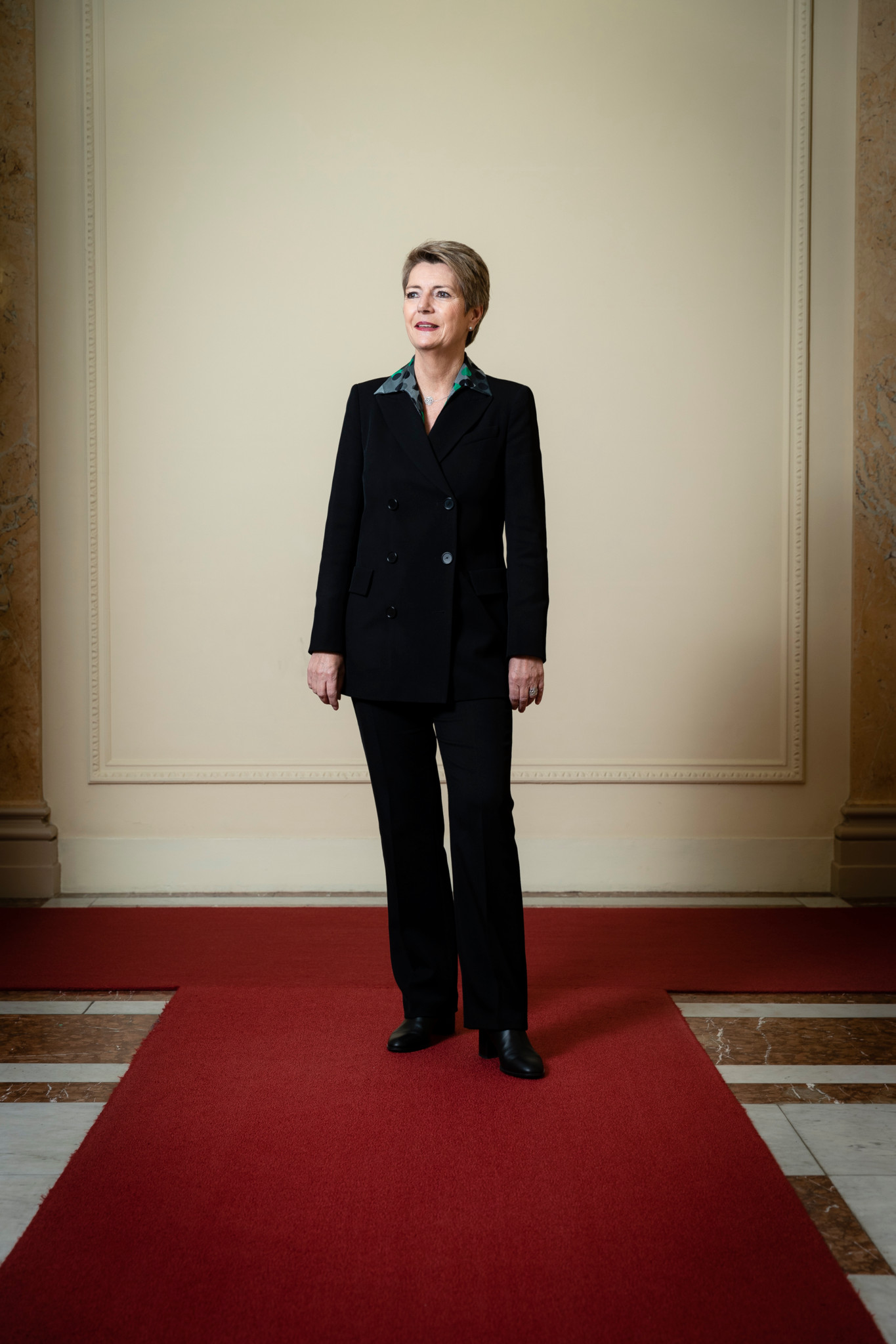 Karin Keller-Sutter en noir sur le tapis rouge à Berne, novembre 2023.