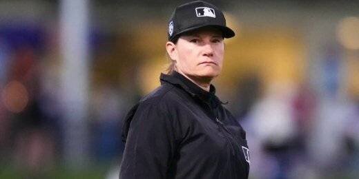 Jen Pawol en tant qu'arbitre MLB