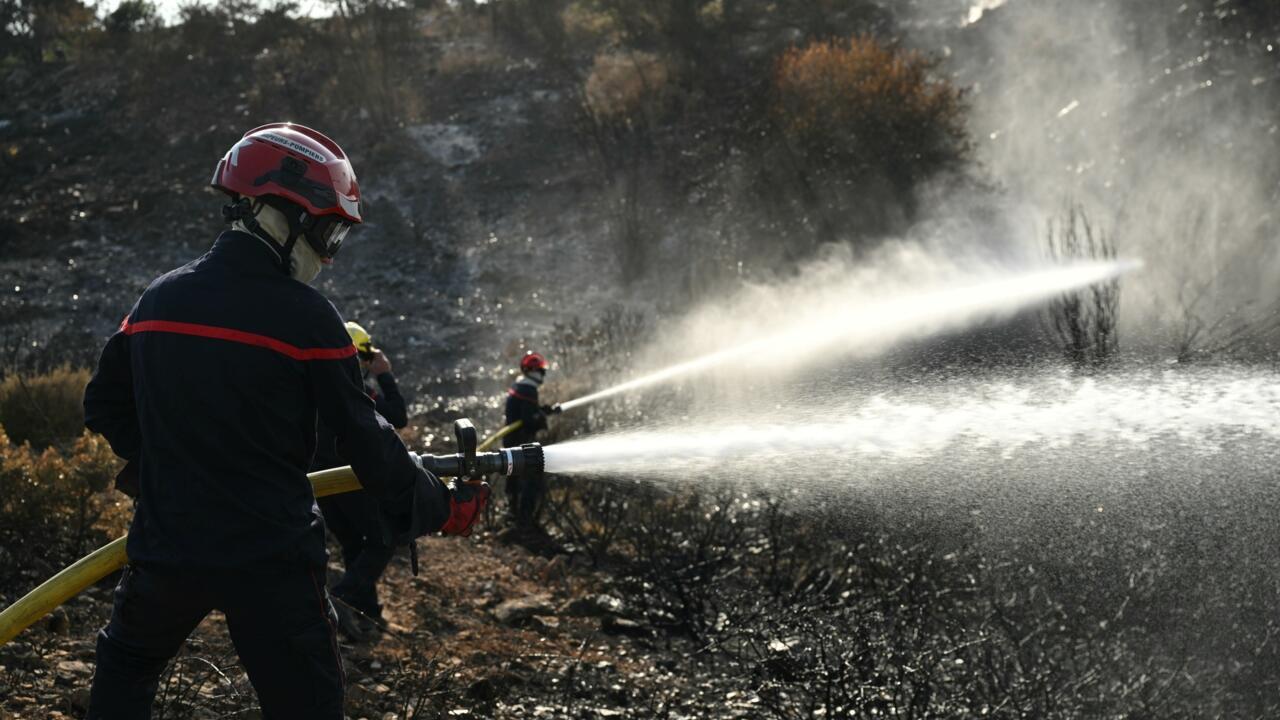Les sapeurs-pompiers luttent pour combattre ce qu'il reste de l'incendie dans l'Aude et éviter qu'il ne reparte, à Albas, le 9 août 2025
