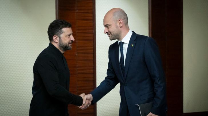 Le président ukrainien Volodymyr Zelensky accueillant le ministre français des Affaires étrangères Jean-Noël Barrot avant les pourparlers à Kiev, le 21 juillet 2025.