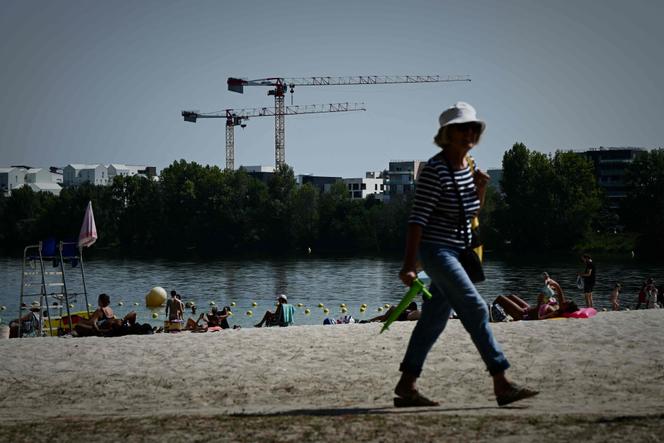 Sur la plage du lac de Bordeaux, le 10 août 2025.