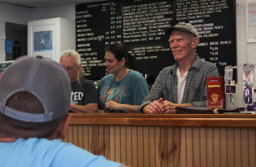 Scott Wetzel, 62 ans, dans un café de Berkeley Springs, en Virginie-Occidentale, le 31 juillet 2025