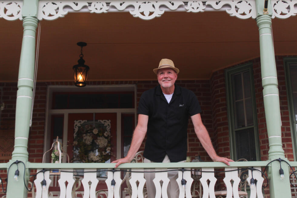 Greg Schene, le maire de Berkeley Springs, en Virginie-Occidentale, pose le 31 juillet 2025