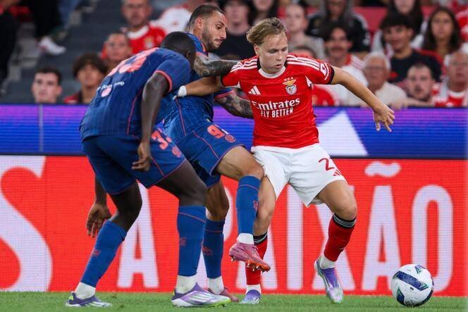 Le défenseur niçois Jonathan Clauss affronte l’attaquant norvégien du Benfica Andreas Schjelderup, lors du match retour du troisième tour préliminaire de la Ligue des champions entre Benfica et l’OGC Nice au stade Luz de Lisbonne, le 12 août 2025.