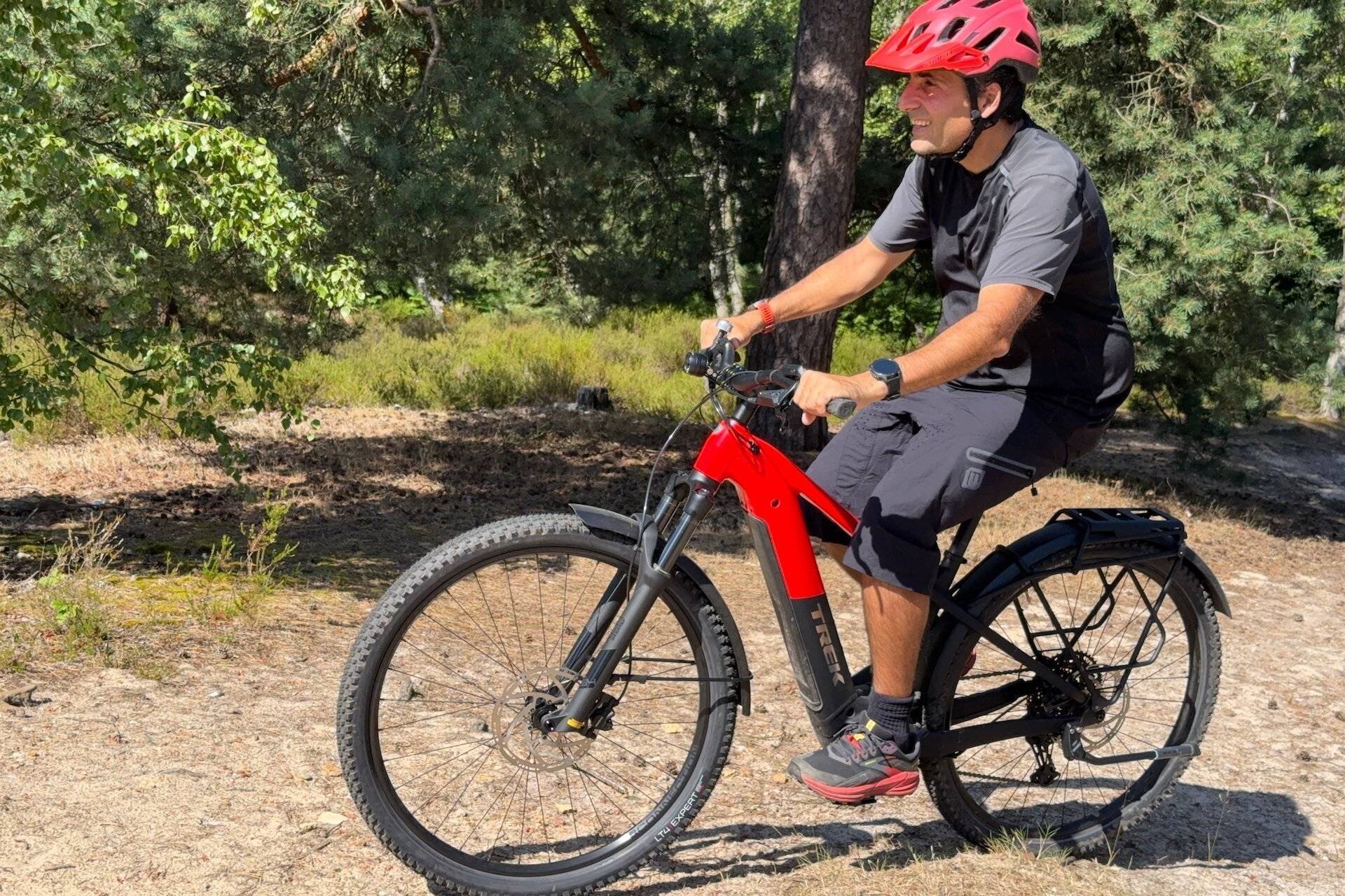 Vélo Powerfly+ 4 en situation route/forêt