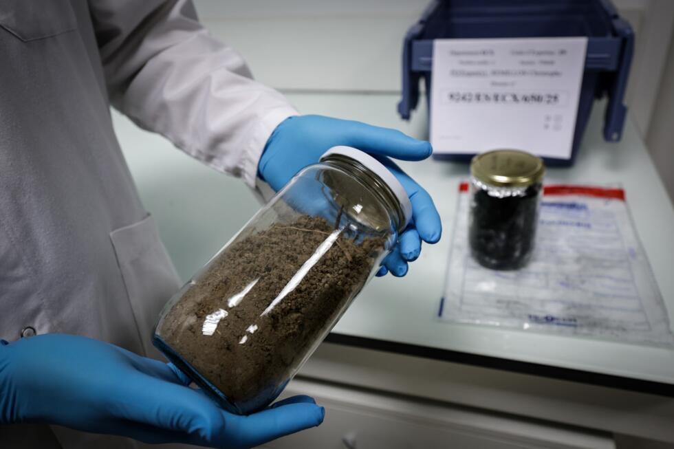Échantillon de bois brûlé prêt à être analysé au laboratoire IRCGN