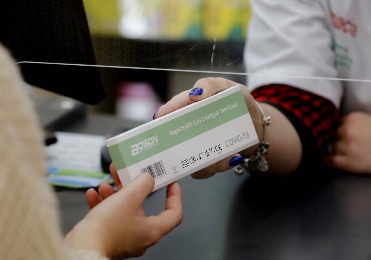 Une pharmacienne dispense un test pour détecter le Covid-19