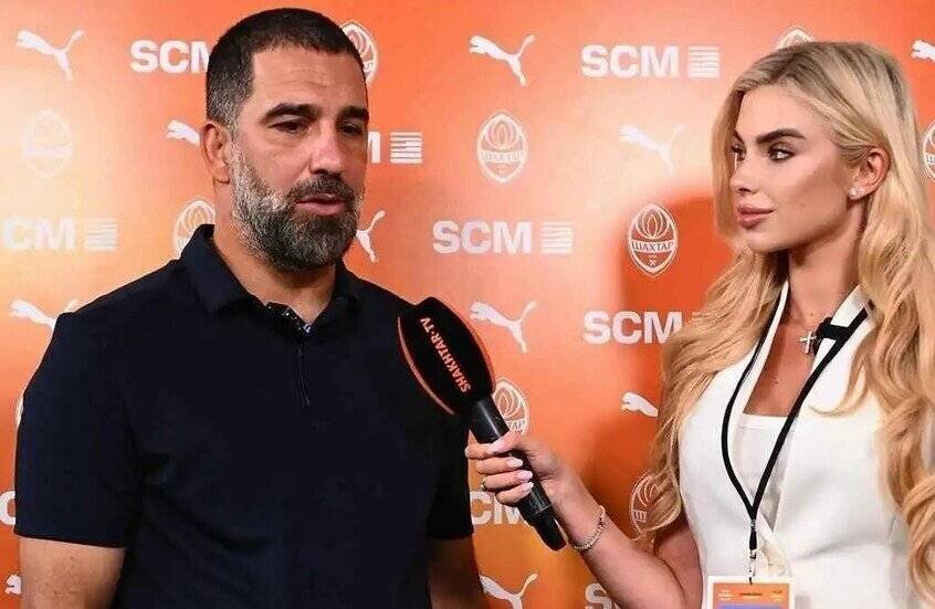 Arda Turan évite le regard de la journaliste lors d’une interview