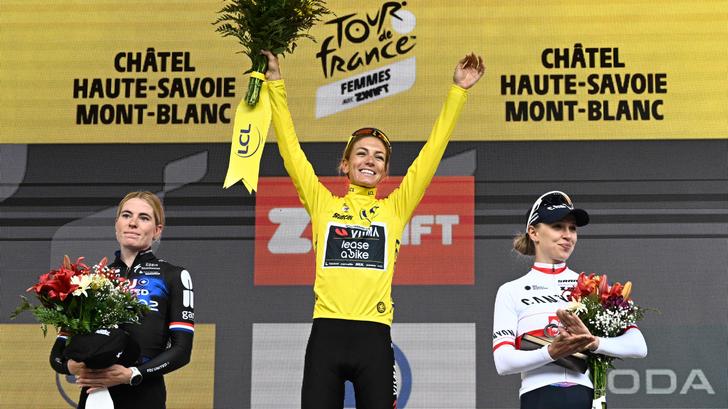 Pauline Ferrand-Prévot, Demi Vollering et Katarzyna Niewiadoma sur le podium final du Tour de France féminin 2025, Chatel, 3 août 2025