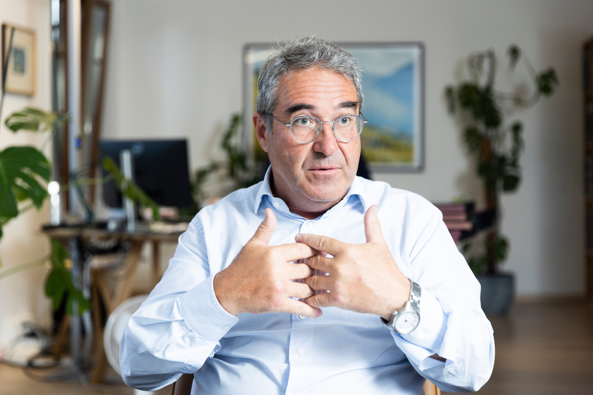 Frédéric Borloz, conseiller d’État, discute de l’école inclusive lors d’une interview à Lausanne