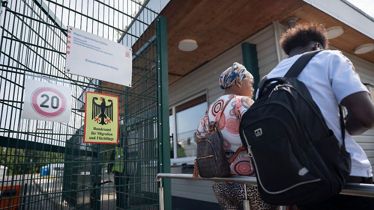 Entrée d'une Erstaufnahmeeinrichtung à Neustadt