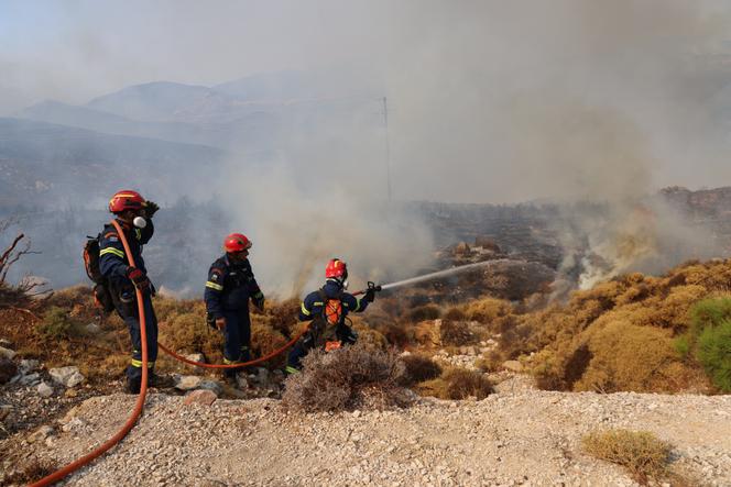 Des pompiers interviennent sur un incendie de forêt sur l’île de Chios, en Grèce, le 13 août 2025.