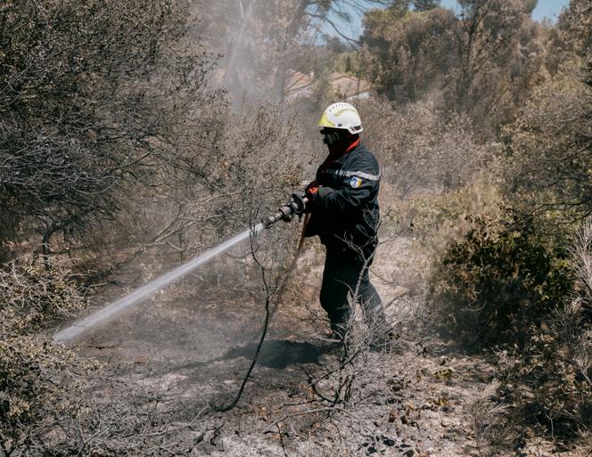 Pompier dans les environs de Bages, Aude, lors de l’incendie