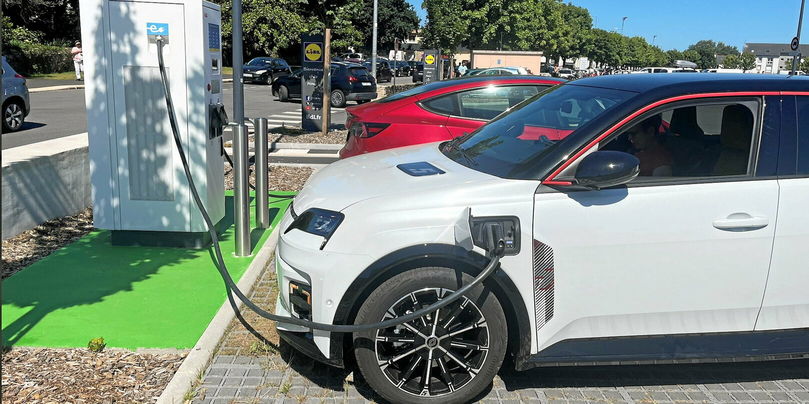 La R5 électrique est la voiture électrique la plus populaire du moment, avec 15 000 unités vendues, contre 10 000 pour la e-C3.