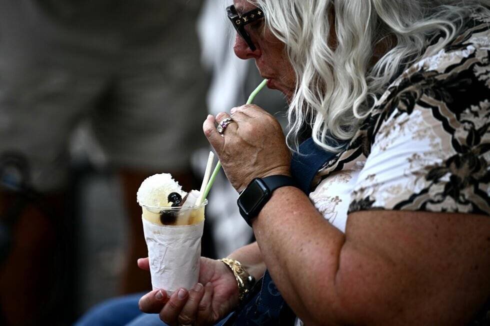 Un client mange une « Grattachecca » à Rome