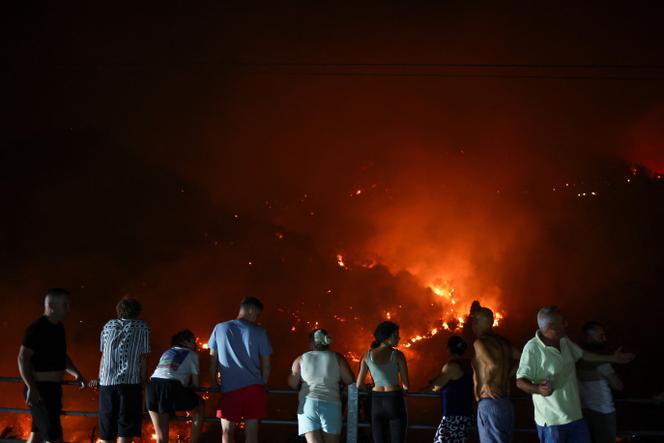 Évacuation et feu à Delvina, Albanie